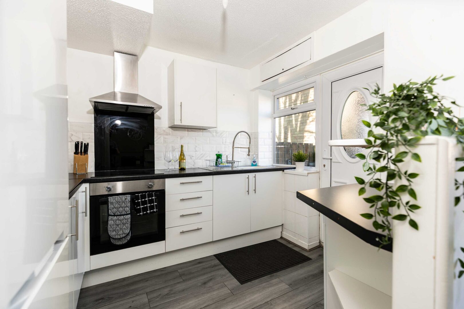 3-Bed House Near City, Parking, Sleeps 5 photo 2