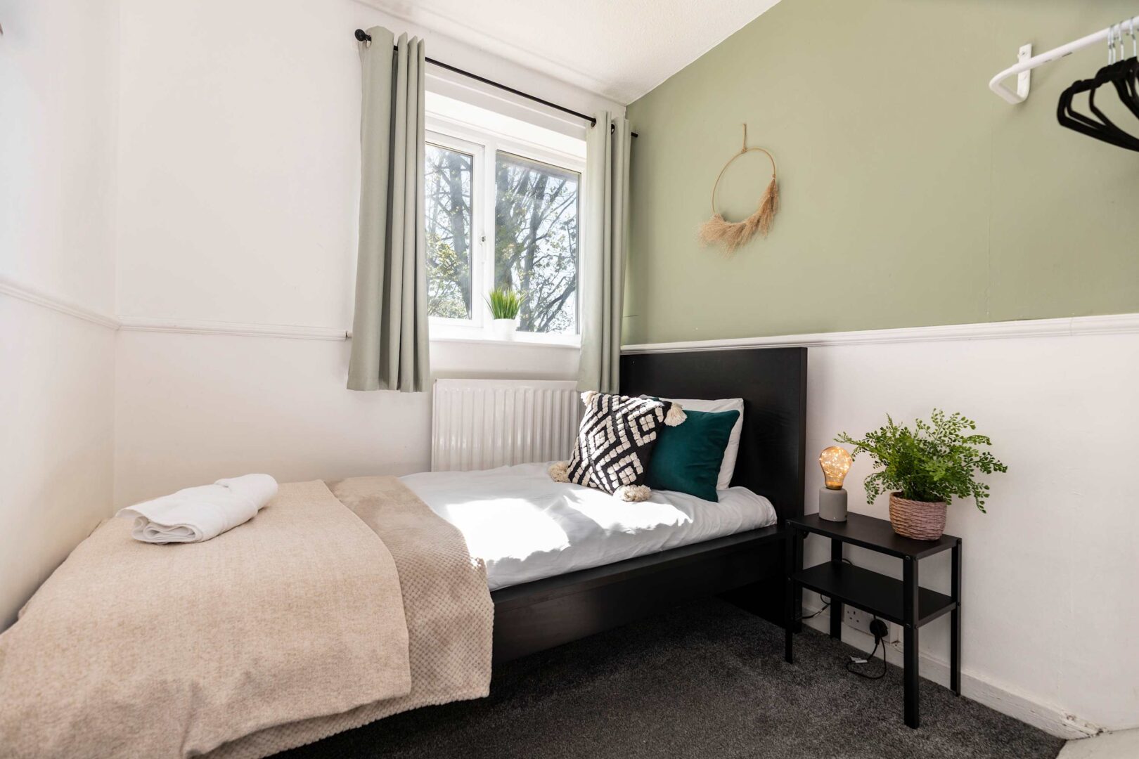 3-Bed House Near City, Parking, Sleeps 5 photo 6