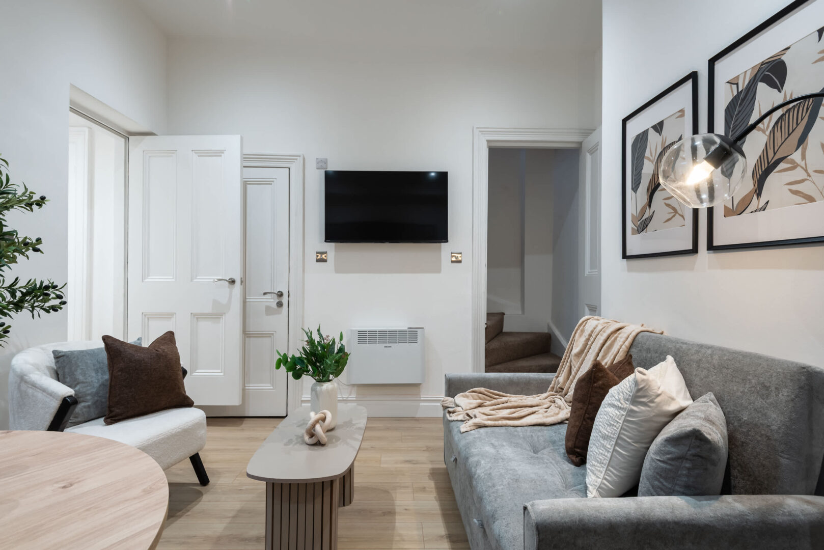 Unique Split-Level 1 Bed Apt in Central Hull photo 4