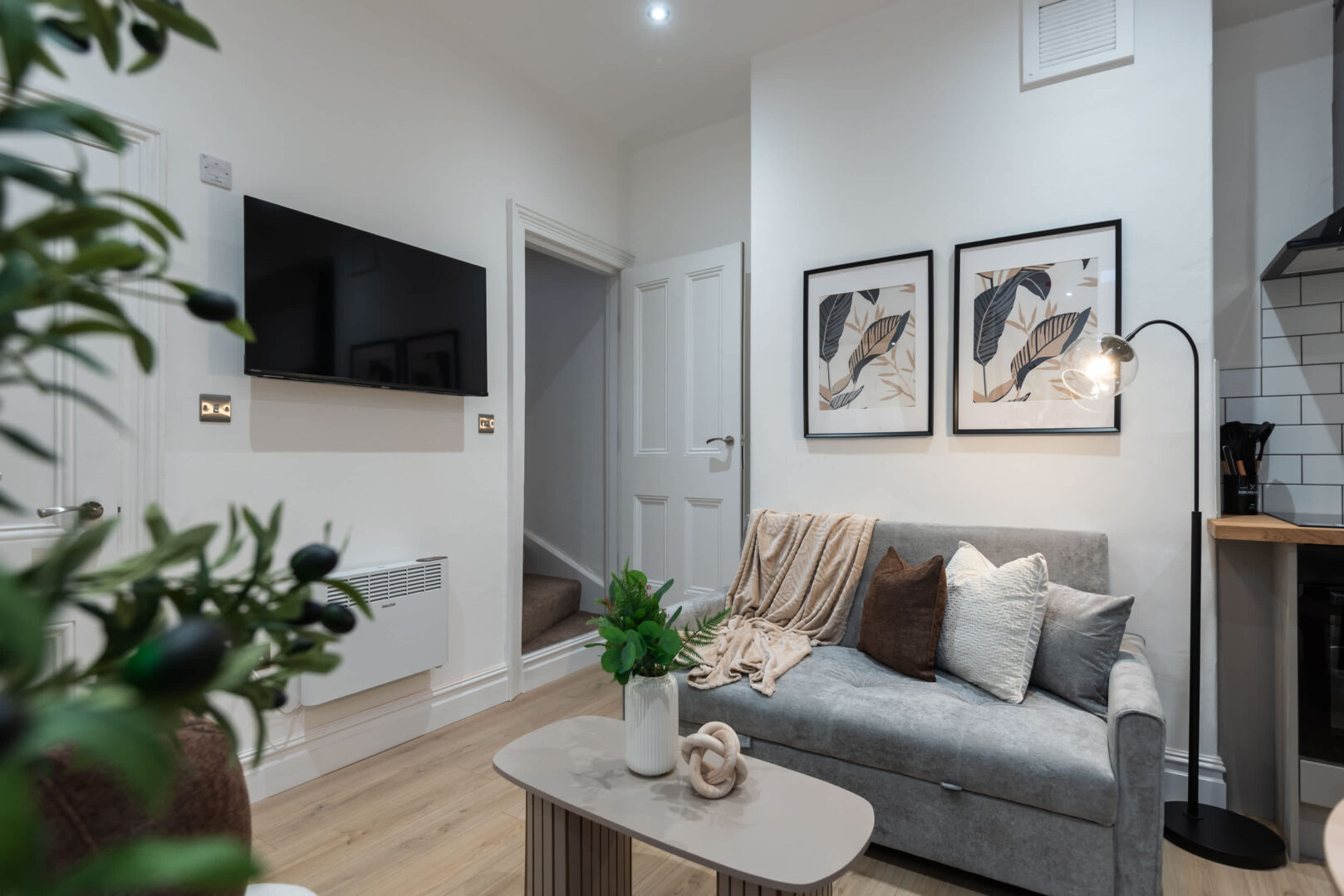 Unique Split-Level 1 Bed Apt in Central Hull photo 7