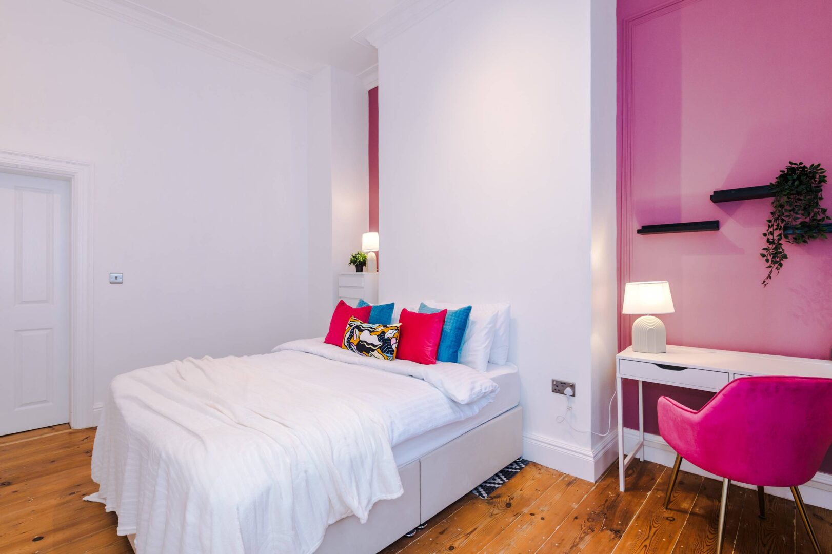 Parliament St Apt 2 – Central Hull – Sleeps 4 photo 3