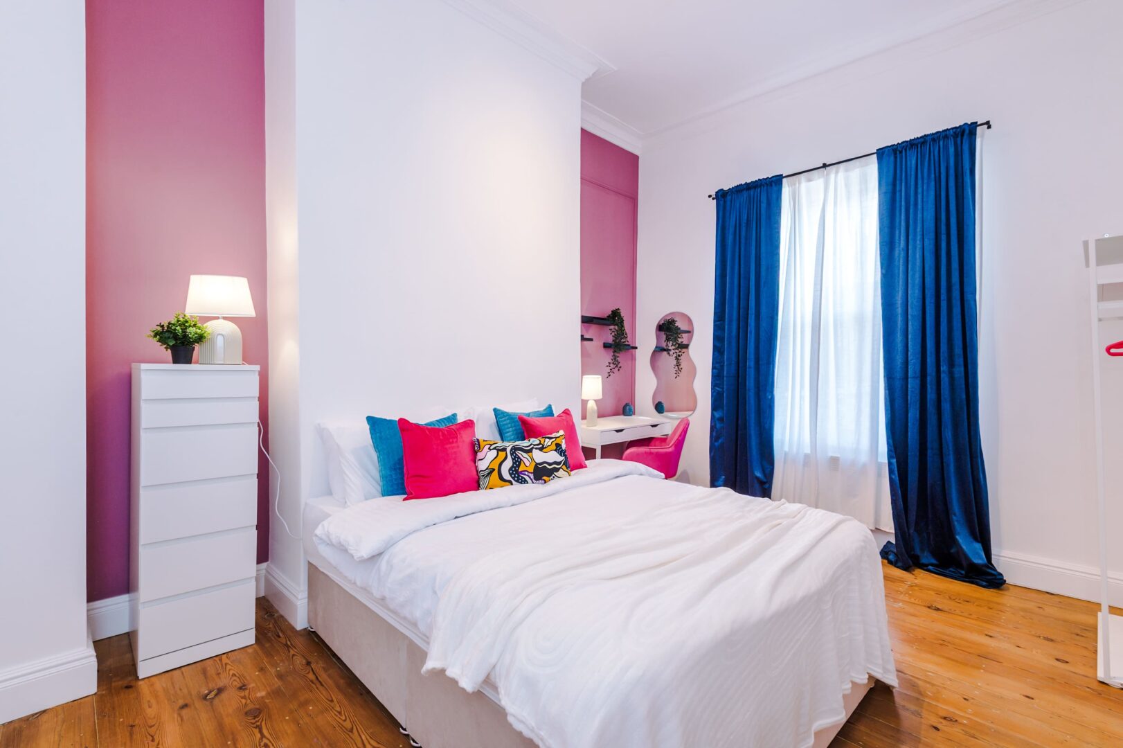 Parliament St Apt 2 – Central Hull – Sleeps 4 photo 6