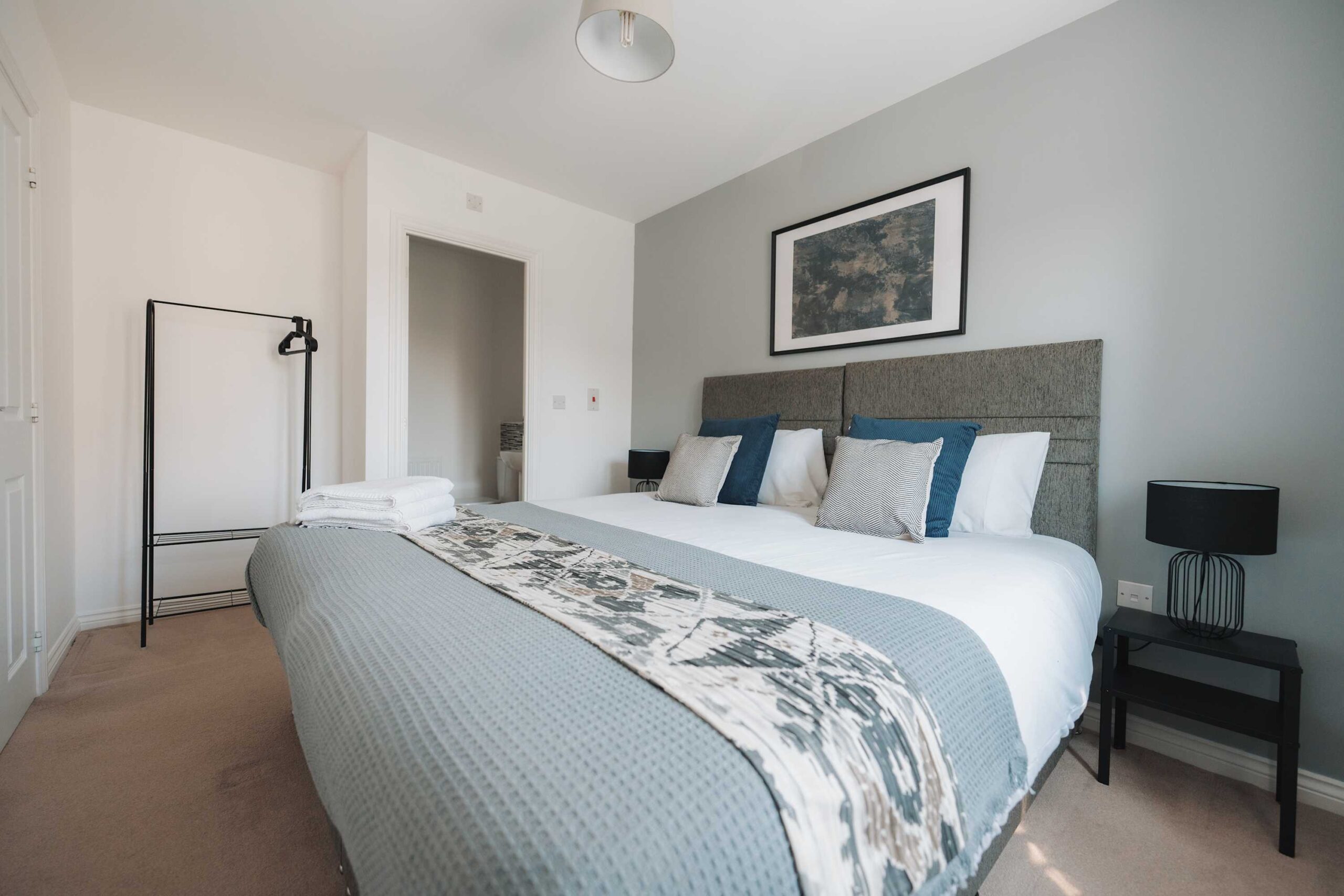 3Bed House, Sleeps 5, close to James Cook Hospital | Nestia Stays