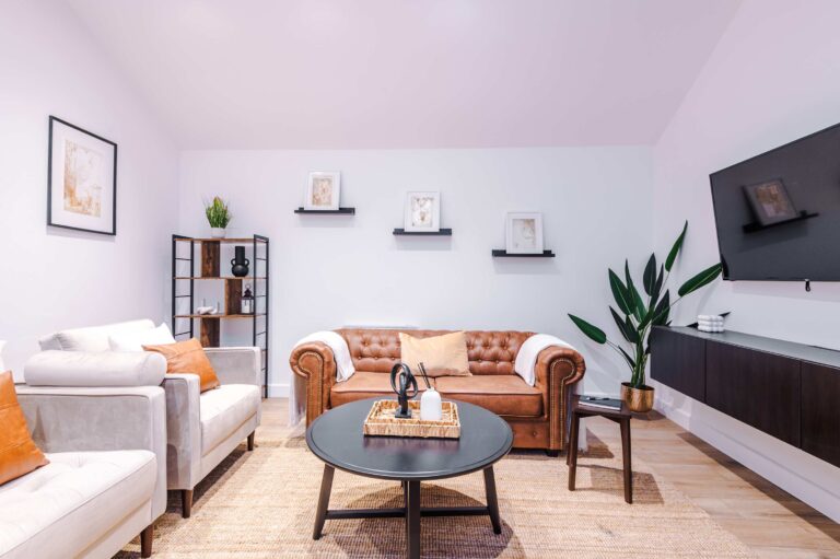 Old Town Hull Apt 1 - King or Twin - Marina Nearby | Nestia Stays