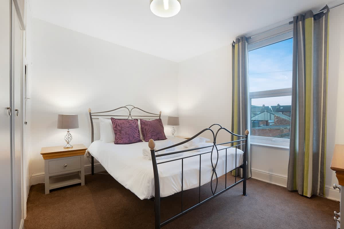 Spacious 5 Bedroom House, Sleeps 9, Free Parking | Nestia Stays
