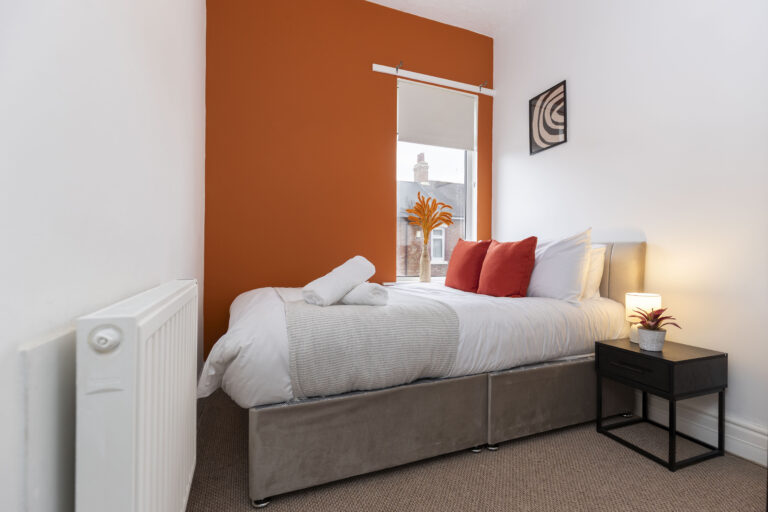 3-Bed Darlington Home, Sleeps 8, Parking