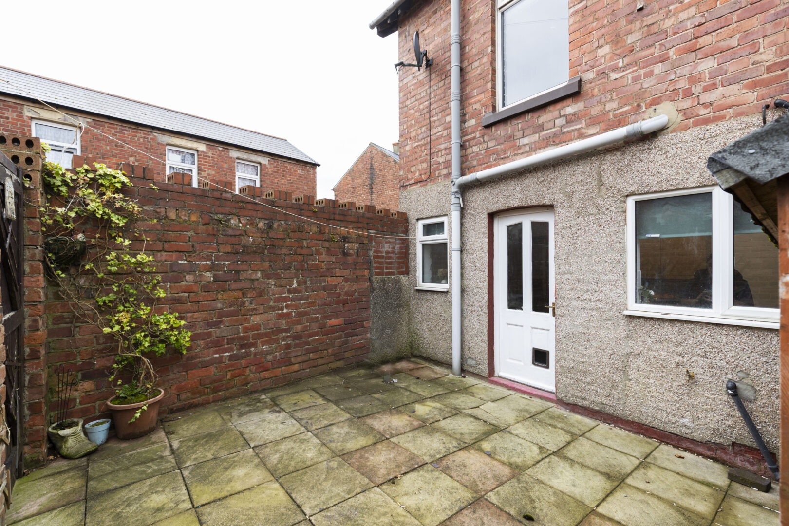 3-Bed Darlington Home, Sleeps 8, Parking photo 2