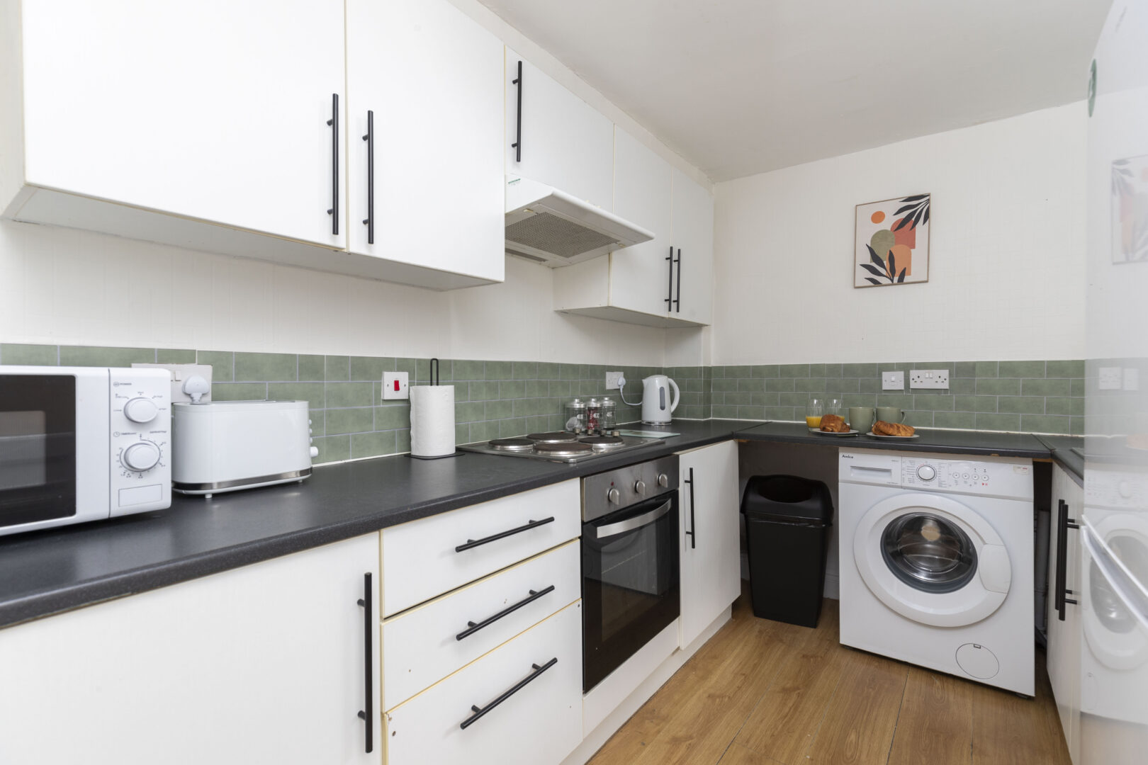 2 Bedroom House WiFi & Free Parking photo 7