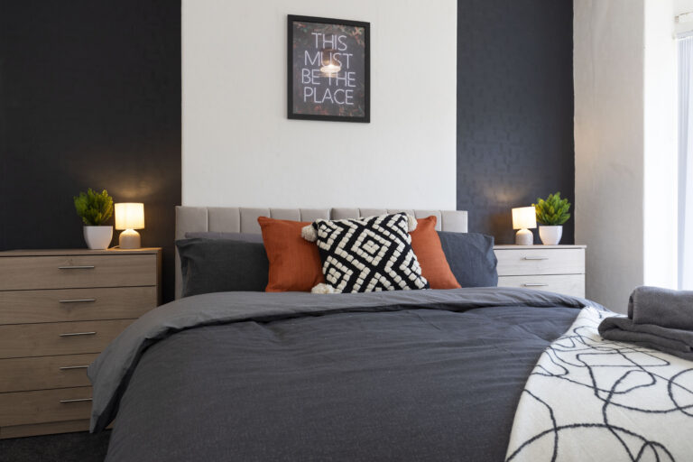 2 Bedroom House WiFi & Free Parking