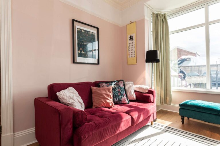 Stylish 2 Bed Near Station, Workspace & Parking