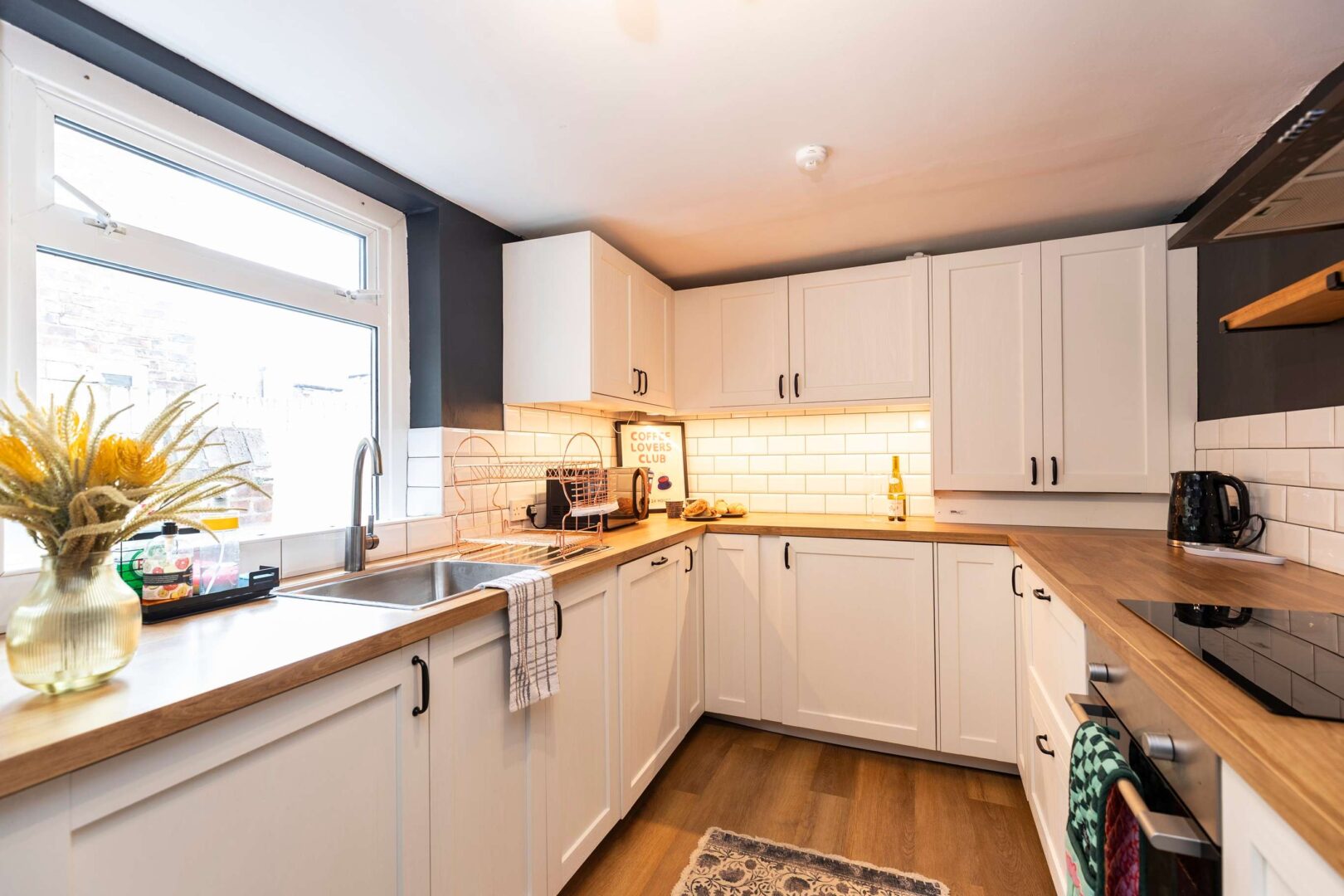 Stylish 2 Bed Near Station, Workspace & Parking photo 2