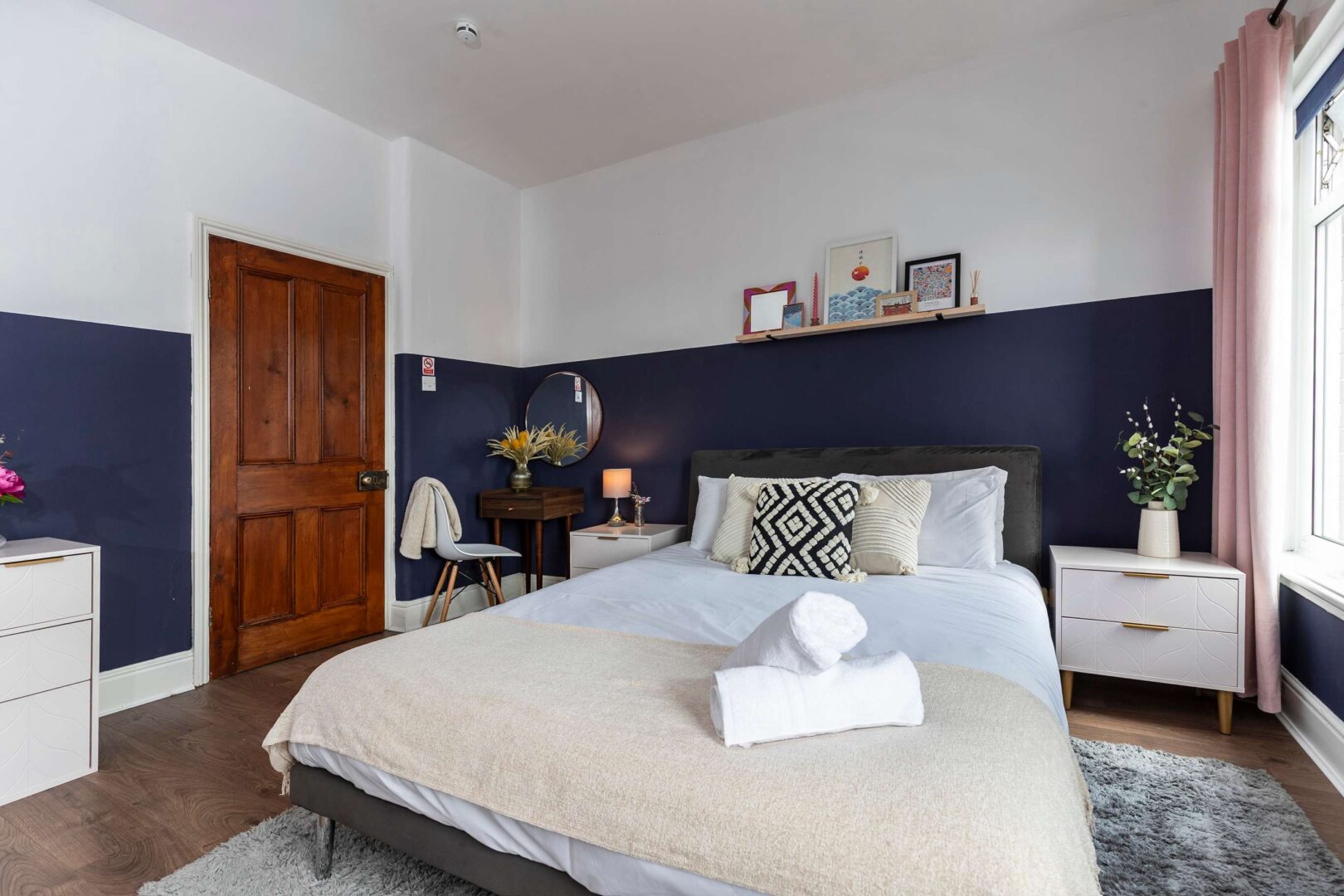 Stylish 2 Bed Near Station, Workspace & Parking photo 3