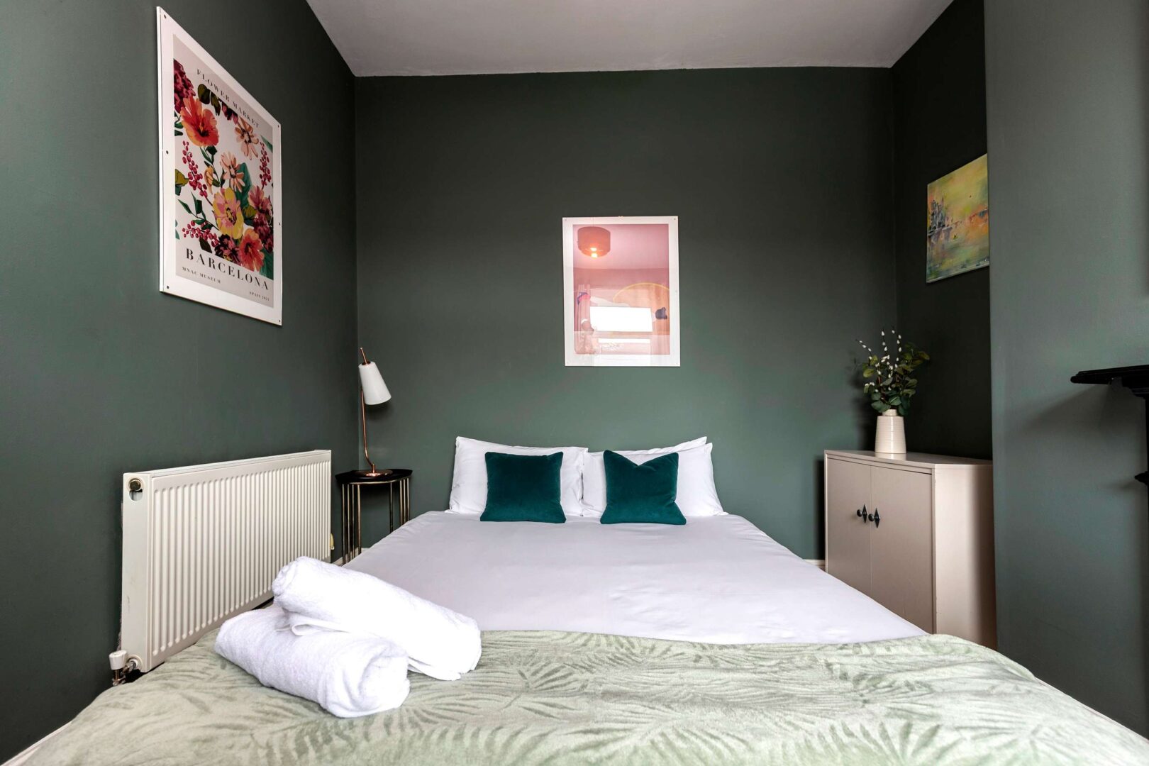 Stylish 2 Bed Near Station, Workspace & Parking photo 4